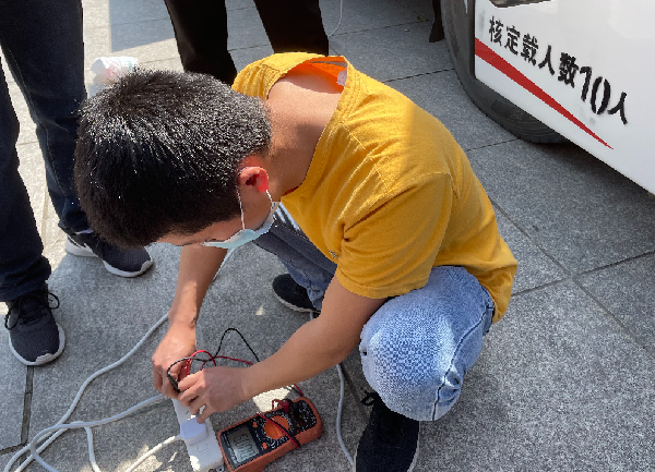 leyu.乐鱼正能量:职工抢修献血车,好人好事成风景! leyu.乐鱼正能量:职工抢修献血车,好人好事成风景!