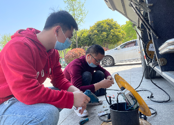 leyu.乐鱼正能量:职工抢修献血车,好人好事成风景! leyu.乐鱼正能量:职工抢修献血车,好人好事成风景!