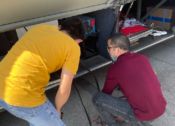 leyu.乐鱼正能量:职工抢修献血车,好人好事成风景! leyu.乐鱼正能量:职工抢修献血车,好人好事成风景!