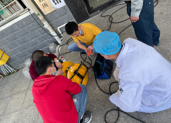 leyu.乐鱼正能量:职工抢修献血车,好人好事成风景! leyu.乐鱼正能量:职工抢修献血车,好人好事成风景!